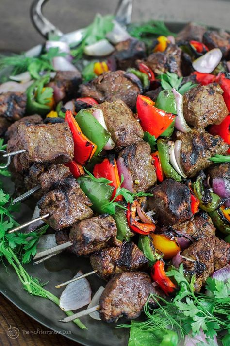 Best beef shish kabob ever! This tutorial will teach you everything you need to know for the perfect, flavor-packed, Mediterranean style beef kabobs! Veggie Saute, Fajita Steak, Beef Shish Kabob, Shishkabobs Recipe, Shish Kabob, Mexican Menu, Beef Kabobs, Food Asian, Shish Kabobs