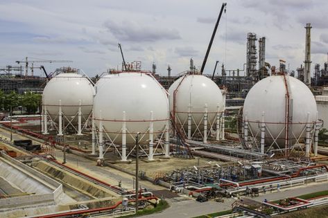 White spherical propane tanks containing... | Premium Photo #Freepik #photo #business #water #technology #blue Scifi Factory, Amsterdam Airport, Water Technology, Amsterdam Airport Schiphol, Propane Tanks, Gas Pipeline, Oil Refinery, Water Tanks, Building Concept