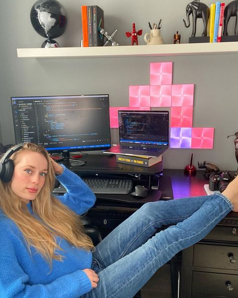 Female Coder Aesthetic, Programmer Woman, Coding Setup, Sala Nerd, Female Programmer, Computer Programmer Aesthetic Girl, Programmer Girl, Computer Science Women, Pc Code