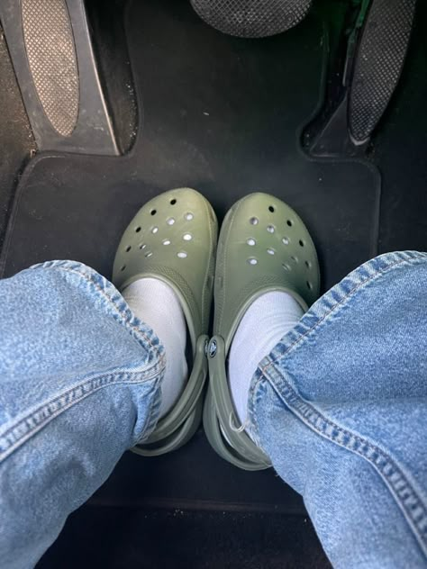 Crocs Streetstyle, Wabi Sabi Outfit, Muharram 2023, Green Crocs, Crocs Aesthetic, Y2k Photoshoot, Crocs Outfit, Fotografi Vintage, Sneakers And Socks