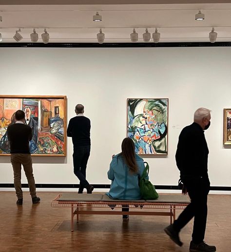 People In Art Gallery, Couple At Art Gallery, People In Museum, The Museum Of Ordinary People, People Looking At Art In Museum, Van Gogh Exhibition Couple, Private Banking, Modern Art Gallery, Diverse People