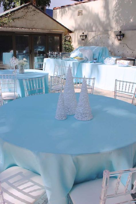 Frozen Table Decoration Ideas, Frozen Birthday Party Decorations Table, Frozen Birthday Table, Frozen Birthday Table Decorations, Frozen Table Decor, Frozen Birthday Party Decorations Outdoor, Boys Frozen Birthday Party, Frozen Birthday Backdrop Ideas, Fancy Frozen Birthday Party