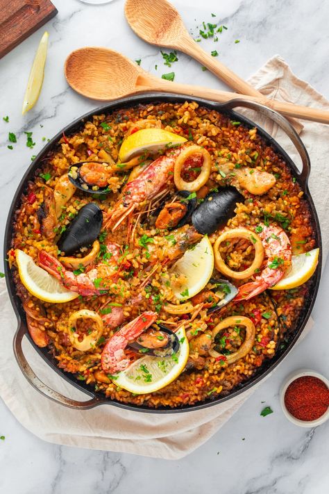 This Seafood Paella is a masterpiece of Spanish cuisine. It is loaded with tons of seafood, and the method of cooking will give you an amazing meal. Paella Seafood Recipes, Spanish Meals Traditional, Healthy Spanish Food, Spanish Dishes Recipes, Spanish Fish Recipes, Pialla Recipes, Paella Aesthetic, Paella Recipe Authentic, Around The World Recipes