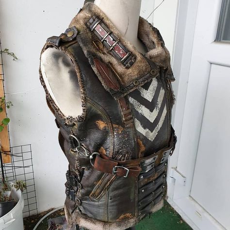 Diy Dystopian Clothes, Wasteland Rave Outfits, Wasteland Outfit Men, Winter Apocalypse Outfit, Apocalypse Punk, Wasteland Clothing, Post Apocalyptic Outfit, Apocalypse Costume, Apocalypse Clothing