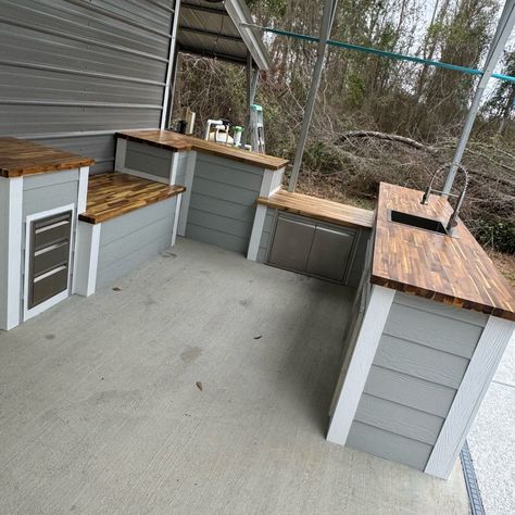 Thanks to our customer Matt for sharing his outdoor kitchen with Waterlox-finished countertops! #waterlox #woodfinish #woodcountertop #outdoorkitchen Outside Kitchen Island Outdoor Bars, Outdoor Kitchen Top Ideas, Butcher Block Outdoor Kitchen, Outdoor Tile Countertop Ideas, Outdoor Bartop, Outdoor Countertop Ideas, Kitchen Cabinets Cover, Ivy Kitchen, Outdoor Countertop