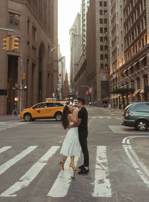 Pictures In New York, City Engagement Pictures, Engagement Photos Nyc, Nyc Wedding Photos, Nyc Photoshoot, Fall Engagement Pictures, Nyc Wedding Photography, Street Shooting, Nyc Elopement