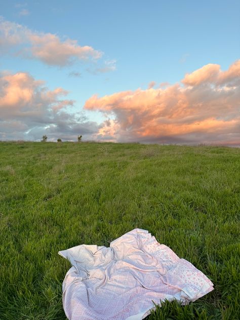 Sunset Picnic, Grassy Hill, Grassy Field, Grasses Landscaping, Diy Home Decor Ideas, Grass Field, Home Decor Projects, Pretty Green, Diy Home Decor Projects