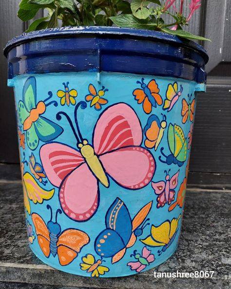 Painted Buckets, Painted Tires, Bucket Ideas, Bucket Planters, Start A Garden, Plastic Planter, Paint Buckets, Teen Art, Plastic Buckets