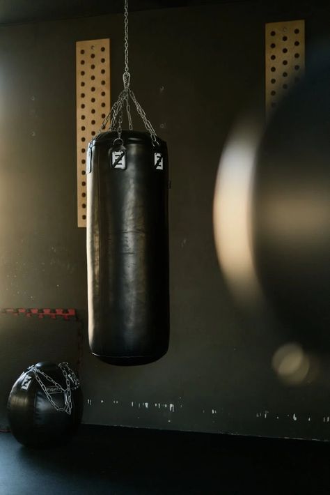 Black Punching Bag · Free Stock Photo Boxe Thai, Boxing Posters, Art Sport, Boxing Bags, George Foreman, Boxing Gym, Boxing Equipment, Heavy Bags, Workout Essentials