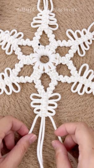 Macrame Beginners, Macrame Tutorial Beginner, Christmas Yarn Wreaths, Easy Snowflake, Macrame Crafts, Simple Snowflake, Snow Flakes Diy, Macrame Wall Hanging Patterns, Handmade Christmas Crafts