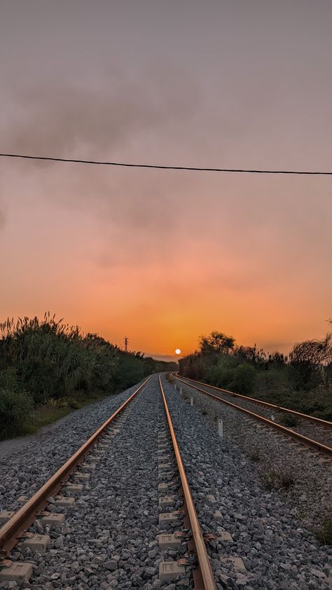 sunset train track Railway Tracks Photography, Train Sunset, Sculpting Tips, Orange Stuff, Scenic Train Rides, House Facades, Aesthetic Sky, Train Photography, Stay Gold