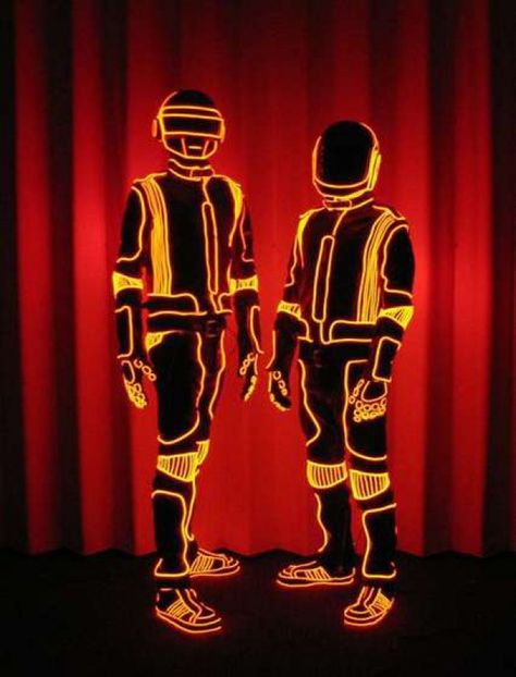 Take your Halloween costume to the next level with electroluminescent wire. El Wire Costume, Futuristic Costume, Light Up Costumes, Led Costume, Robot Suit, Led Clothing, El Wire, Cosplay Tutorial, Cosplay Tips