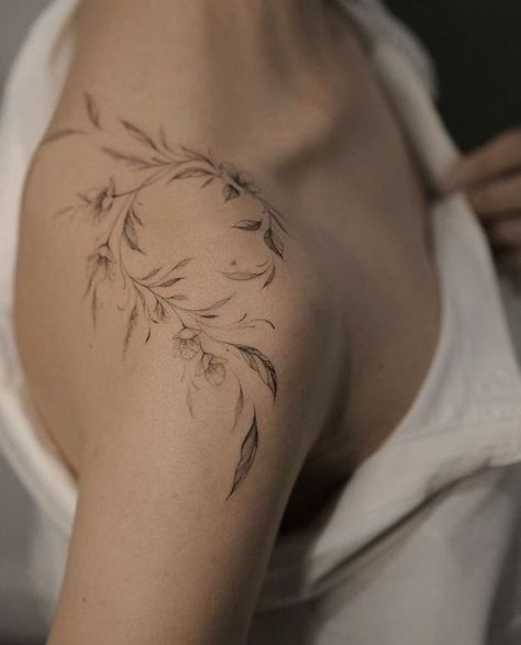 Woman Tattoo Design, Tattoo With Meaning, Tattoo For Woman, Botanisches Tattoo, Feminine Shoulder Tattoos, Shoulder Cap Tattoo, Floral Tattoo Shoulder, Tattoos Inspo, Idea Tattoo