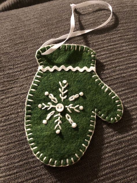 Felt Christmas Tags, Felt Mitten Ornament Pattern, Mitten Ornaments Diy, Needle Point Ornaments, Christmas Decor Easy Diy, Felt Mitten Ornaments, Christmas Felt Ornaments, Embroidered Christmas Ornaments, Diy Felt Christmas Ornaments