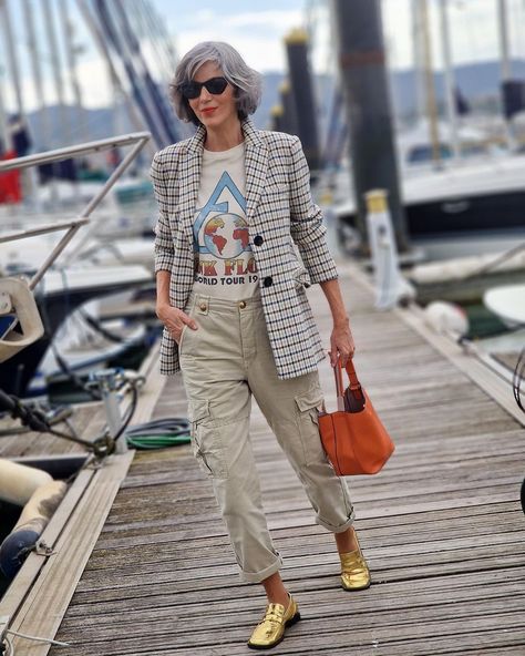 Carmen Gimeno az Instagramon: „#pullandbear #pullandbearcommunity #zara #over50” Carmen Gimeno, Colored Pants, Fashion Looks, Zara, Instagram Photos, Wardrobe, Pants, On Instagram, How To Wear