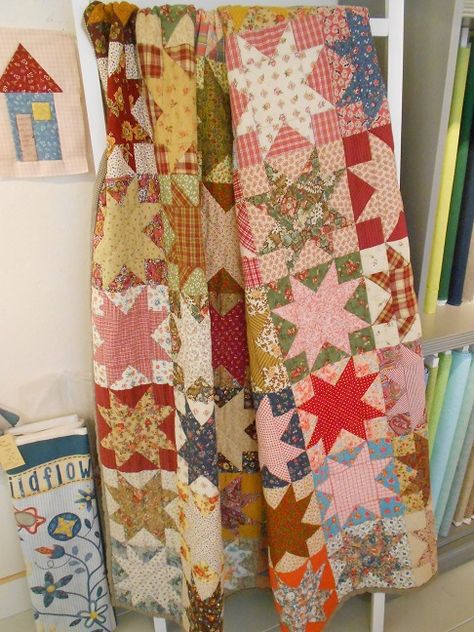 Quilting Material Fabrics, Patchwork Quilts Aesthetic, Small Quilting Projects Gift Ideas, Sewing Quilts For Beginners, Quilt Ideas For Beginners, Quilt Illustration, Aesthetic Quilt, Baby Quilt Ideas, Quilt Pattern Easy