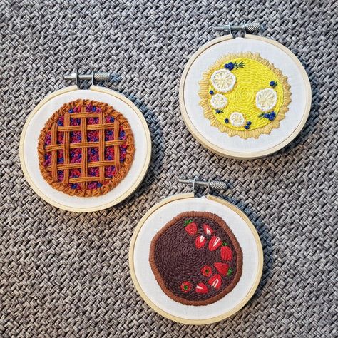 Little trio of pies : Embroidery Pie Embroidery Pattern, Embroidery Pie, Pasta Embroidery, Pie Cross Stitch, Pie Embroidery, Embroidery Cake, Cake Embroidery, Circle Embroidery, Felted Crochet