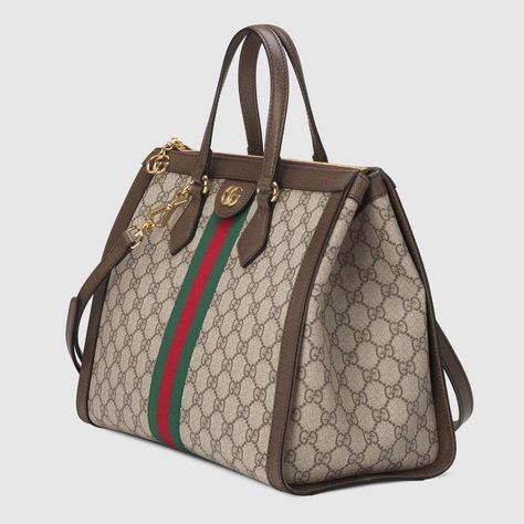 Acquista ora Borsa a mano Ophidia in tessuto GG Supreme misura media , Gucci. Intrisa di riferimenti rétro, per la Pre-Fall 2018 la linea Ophidia si arricchisce di nuovi modelli. Realizzata in classico tessuto GG Supreme e rifinita in pelle marrone, questa borsa a spalla dalla forma squadrata è completata dal nastro Web verde e rosso – storico codice della Maison ispirato dal mondo equestre – intarsiato su entrambi i lati. La Doppia G, proveniente dagli archivi Gucci degli anni '70, definisce Gucci Ophidia Bag, Tas Bahu, Gucci Handbag, Red Web, Gucci Tote Bag, Popular Handbags, Gucci Ophidia, Gucci Tote, Cute Handbags