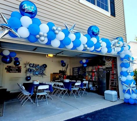 Men Graduation Party Decor, Decorating Garage For Party, Graduation Balloon Arch Party Ideas, Garage Party Set Up Ideas Birthday, Graduation Party Ideas Aesthetic Blue, Blue Grad Party Ideas, Blue Theme Graduation Party, Graduation Party Decor For Boys, Backyard Graduation Party Ideas For Boys