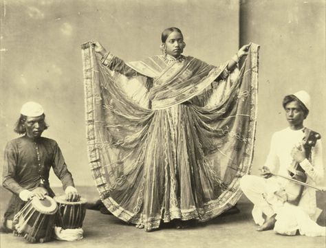 Shepherd & Robertson. Nautch girl with two musicians (1880s). Indian Photos, Arte Yoga, Indian Classical Music, Vintage India, Indian Painting, South Asia, India Art, Vintage Photographs, Art Moderne