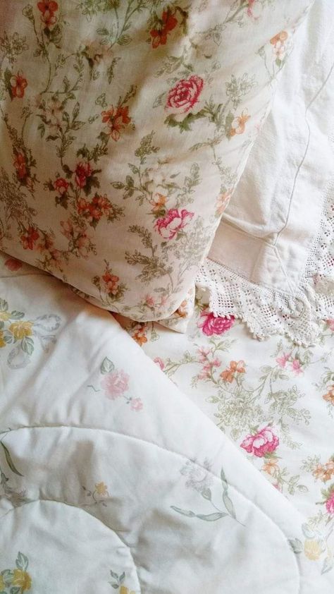 Flower Bed Sheets Vintage, Floral Bed Sheets, Lisbon Sisters, Cottagecore Vibes, Dorm Room Designs, Cottage Aesthetic, Cottage Charm, Bedroom Desk, Cottage Bedroom