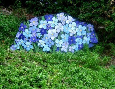 LARGE PAINTED ROCK fake-faux-garden-ideas Painted Garden Rocks, Garden Rocks, Rock Flowers, Art Pierre, Flowers Painted, Rock And Pebbles, Rock Painting Ideas Easy, Plant Painting, Paint Rock