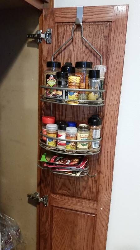 Spices are tricky things to store: Magnetizing them can be expensive, and takes up wall space. Storing them in your cupboards means you’ll spend a lot of time digging around in search of the cumin. That’s why we love this lifehack from Reddit user LutzExpertTera so much: It’s an insanely simple solution to an annoying problem. Rangement Caravaning, Camper Storage Ideas Travel Trailers, Rv Living Organization, Travel Trailer Hacks, Camper Organization Travel Trailers, Rv Storage Solutions, Trailer Organization, Camper Reno, Trailer Storage