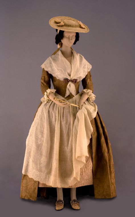 Women's Gown with apron, ruffled sleeves, and hat. ca. 1740-1785. England/Europe. 1700's Dress, 1740s Fashion, 1750s Fashion, Colonial Dresses, 1700 Dresses, 1770s Fashion, 18th Century Womens Fashion, 18th Century Dresses, 1700 Fashion