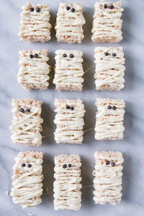 Mummy Rice Krispies Halloween Rice Krispie Treats Ideas, Krispie Treats Ideas, Rice Krispie Treats Ideas, Quick Halloween Recipes, Homemade Halloween Treats, Halloween Rice Krispie Treats, Dessert Halloween, Recetas Halloween, Halloween Party Snacks