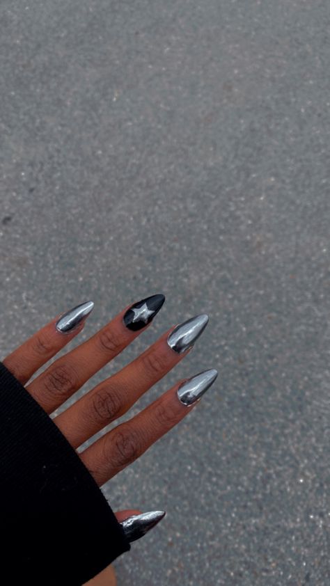 Silver Grunge Nails, Lightening Bolt Nails Acrylic, Silver Chrome And Black Nails, Black Festival Nails, Nail Art Designs Chrome, Rap Concert Nails Ideas, Silver And Black Nail Designs, Summer Nails Dark, Black And Chrome Nails Designs