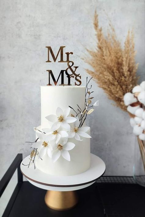 White Floral Cake, Wedding Cake Designs Elegant, Modern Birthday Cakes, Christmas Wedding Cakes, Cake Structure, Wedding Cakes Elegant, Fruit Cake Christmas, Elegant Birthday Cakes