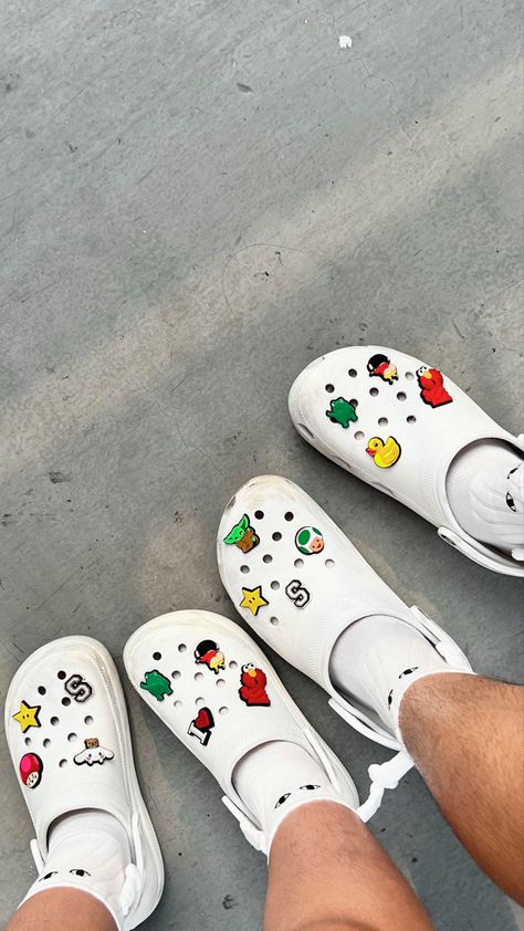 Matching Crocs With Bf, White Crocs With Jibbitz, Stucco Crocs, White Crocs Outfit, Matching Crocs, Cute Crocs Shoes, Charm Crocs, Summer Aesthetic Pictures, Jibbitz Ideas