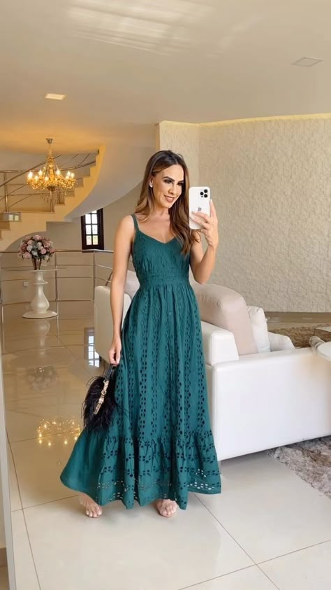 Um sonho de vestido!💚 | Instagram Outfits Vestidos Largos, Suits For Women Professional, Formal Suits For Women, Floral Casual Dress, Conservative Fashion, Butterfly Sleeve Dress, Dressy Casual Outfits, Floral Dress Casual, Glamour Dress