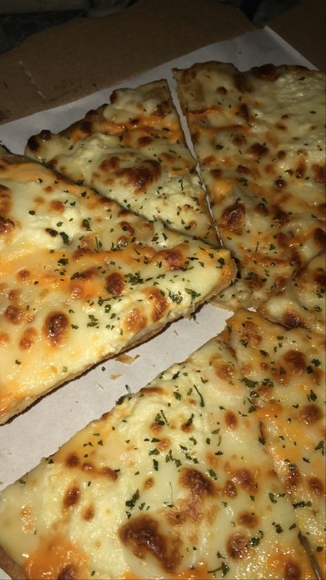 Late Night Pizza Snap, Late Night Pizza Aesthetic, Late Night Pizza, Zombies 2, Food Therapy, Food Heaven, Cute Friend Pictures, Pizza Night, Homemade Snacks