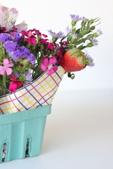 Arrange Flowers in a berry basket instead of a predictable vase. Allium Flowers, Arrange Flowers, Basket Centerpieces, Berry Basket, Bee Creative, Spring Centerpiece, Berry Baskets, Floral Arrangements Diy, Paper Flower Bouquet