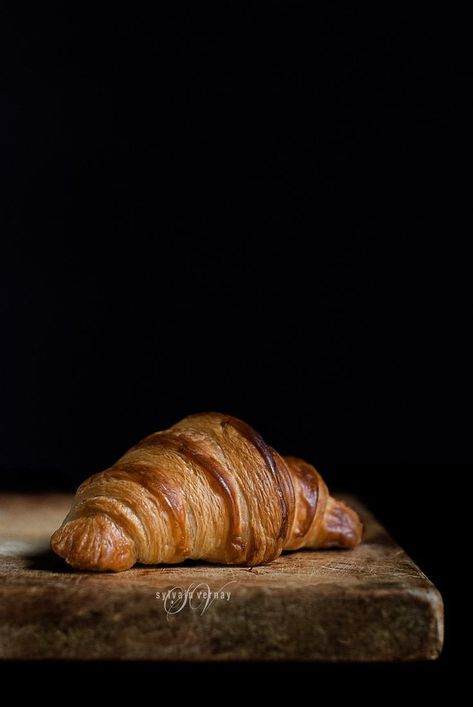 Sourdough croissant. By Sylvain Vernay. Croissant Bread, Moody Food Photography, Breakfast Photography, Food Photography Tutorial, Dark Food Photography, Food Art Photography, Dessert Photography, Bow Wallpaper, Photo Food