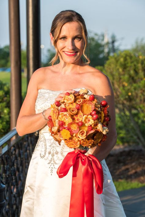 If You LOVE Pizza You’ll Really Love This Bouquet Simple Home Diy, Cotton Candy Wedding, Pizza Wedding, Candy Wedding, Instead Of Flowers, Corsage Prom, Italian Kitchen, Boutonniere Wedding, Wedding Candy