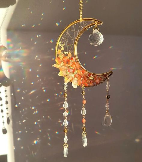 Diy Suncatchers Crystals, Suncatchers Aesthetic, Sea Glass Sun Catcher, Crystal Suncatchers Diy, Suncatcher Diy, Dekor Diy, Diy Wind Chimes, Crystal Suncatcher, Room Deco