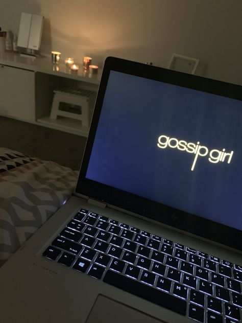 Gossip Girl Wallpaper Laptop, Watching Series Aesthetic Laptop, Gossip Girl Background Laptop, Xo Gisele, Watching Films Aesthetic Laptop, Watching Gossip Girl, Gossip Girl Series, Gossip Girl Aesthetic, New York City Aesthetic