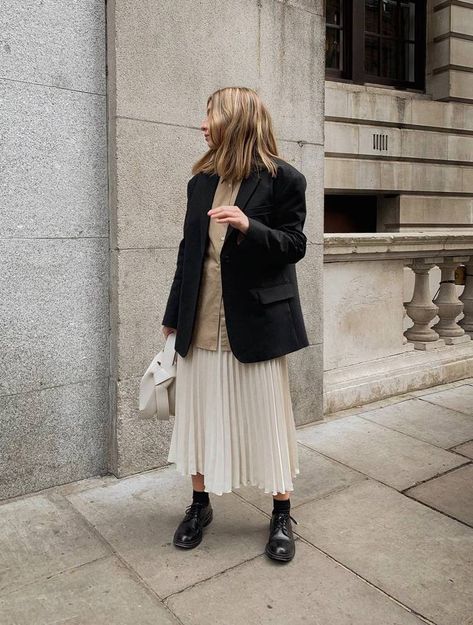 Brittany Bathgate, Pretty Cardigans, White Pleated Skirt, Midi Skirt Outfit, Blogger Outfits, Corset Style Tops, What To Wear Today, Winter Capsule Wardrobe, Pretty Blouses