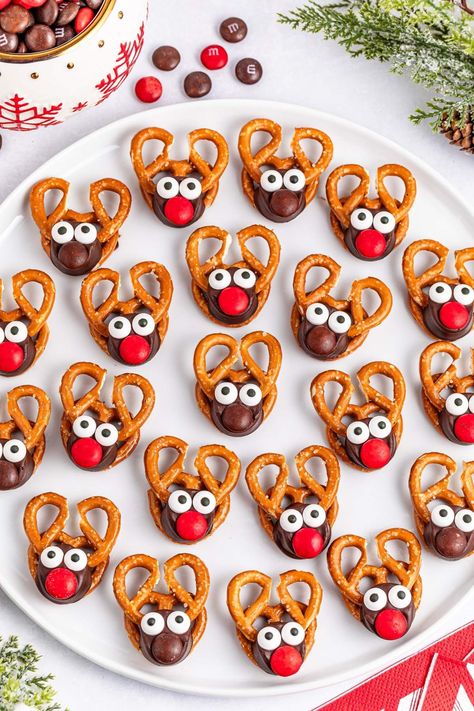 Rollo Pretzel Treats Christmas, Pretzel Ideas For Christmas, Christmas Desserts With M&ms, Circle Pretzel Christmas, Santa Pretzels, Pretzel Wreath Christmas, Rolo Pretzels Christmas, Candy With Pretzels, Pretzel Rolos