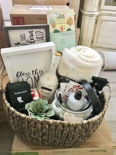 How to put together a housewarming gift basket ( 14 creative ideas ) — ASHLINA KAPOSTA Moving Gift Basket, New Home Gift Basket, Welcome Home Surprise, Home Gift Basket, Kitchen Gift Baskets, Housewarming Gift Basket, Mickey Baby Showers, Gourmet Hot Chocolate, Boo Baskets