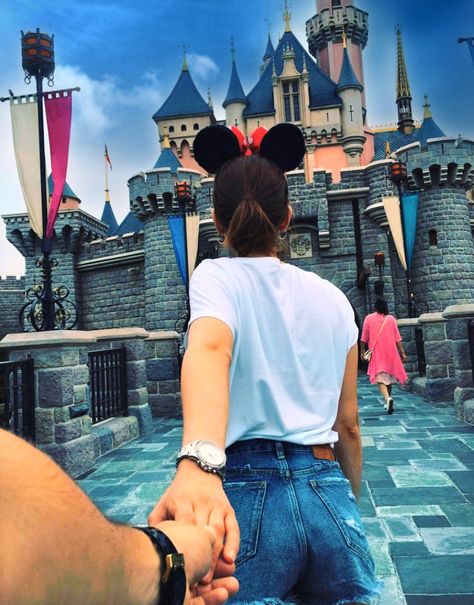 Disneyland Couples Outfits, Disneyland Couples Pictures, Disney Poses, Disney Picture Ideas, Disney Outfits Women, Disney Engagement, Disney Parque, Disneyland Photos, Disney Photo Ideas