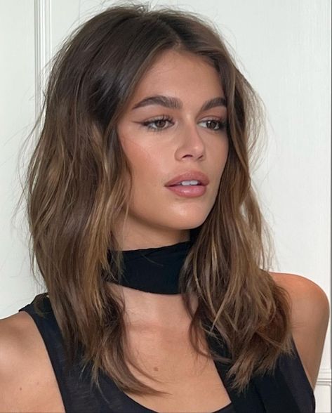 Invisible Layers, Brown Hair Inspo, Kaia Gerber, Volume Hair, Natural Makeup Looks, Hair Envy, Mode Inspo, Brunette Hair, Brunette Hair Color