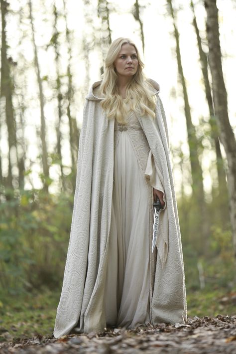 Emma Swan's white dress in Once Upon a Time 5x08, 5x09, season 5, the Dark One Dark Swan, Dressed In White, Once Up A Time, Jennifer Morrison, Emma Swan, Movie Costumes, Fantasy Fashion, Cultura Pop, Cloak