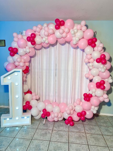 Pink balloon round arch with marquee #1 IG: veros.party.creations Round Arch Balloon Decor, Round Arch Decoration Birthday, Balloon Round Arch, Pink Ballon, Balloon Ring, Round Arch, Arch Decoration, Event Decorations, Red Balloon