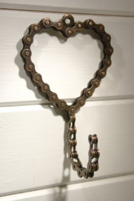 Heart-shaped bike chain hook Bicycle Crafts, Recycled Bike Parts, Upcycled Bike, Biking Diy, Old Bicycle, Chain Heart, Bicycle Chain, Metal Yard Art, Bicycle Art