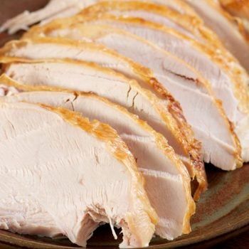 How to Cook a Turkey in an Oven Bag Precooked Turkey, Reheat Turkey, Turkey In Oven, Turkey Breast Crockpot, Turkey Curry, Cooking Turkey Breast, Turkey Leftovers, Turkey Tenderloin, Frozen Turkey