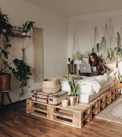 College Apartment Diy, Reka Bentuk Bilik Tidur, Hiasan Bilik Tidur, Apartment Decorating On A Budget, Budget Apartment, College Apartment Decor, Small Apartment Decorating, Wooden Pallets, Decorating On A Budget