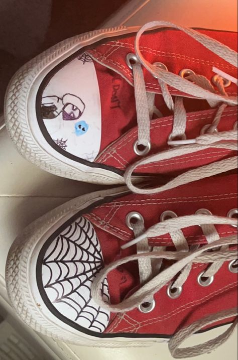 Spider Man Converse Drawing, Decorated Converse Sharpie, Converse Decorated, Converse Doodles, Shoe Doodles, Spiderman Converse, Drawing On Converse, Spiderman Things, Converse Drawing